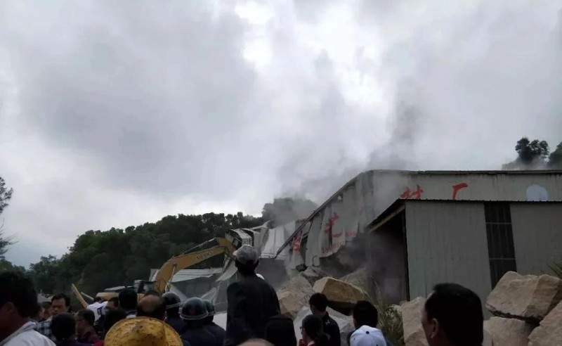 福建泉州市惠安縣東嶺鎮(zhèn)政府各級單位聯(lián)合拆除石材加工廠