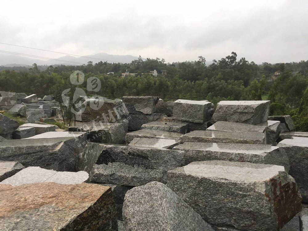 廣東永強石材主營湛江黑,廉江白麻,海浪花(雙稱浪花白),廉江芝麻白、廉江中花、芝麻灰、芝麻黑、海浪花、臺山紅、桂林紅