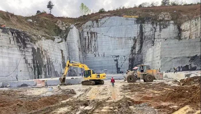 廣西梧州市岑溪市花崗巖礦山芝麻黑石材欣賞