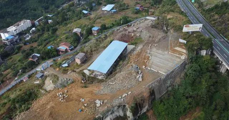 四川達州通川區(qū)青石礦山非法開采污水直排嚴重污染環(huán)境